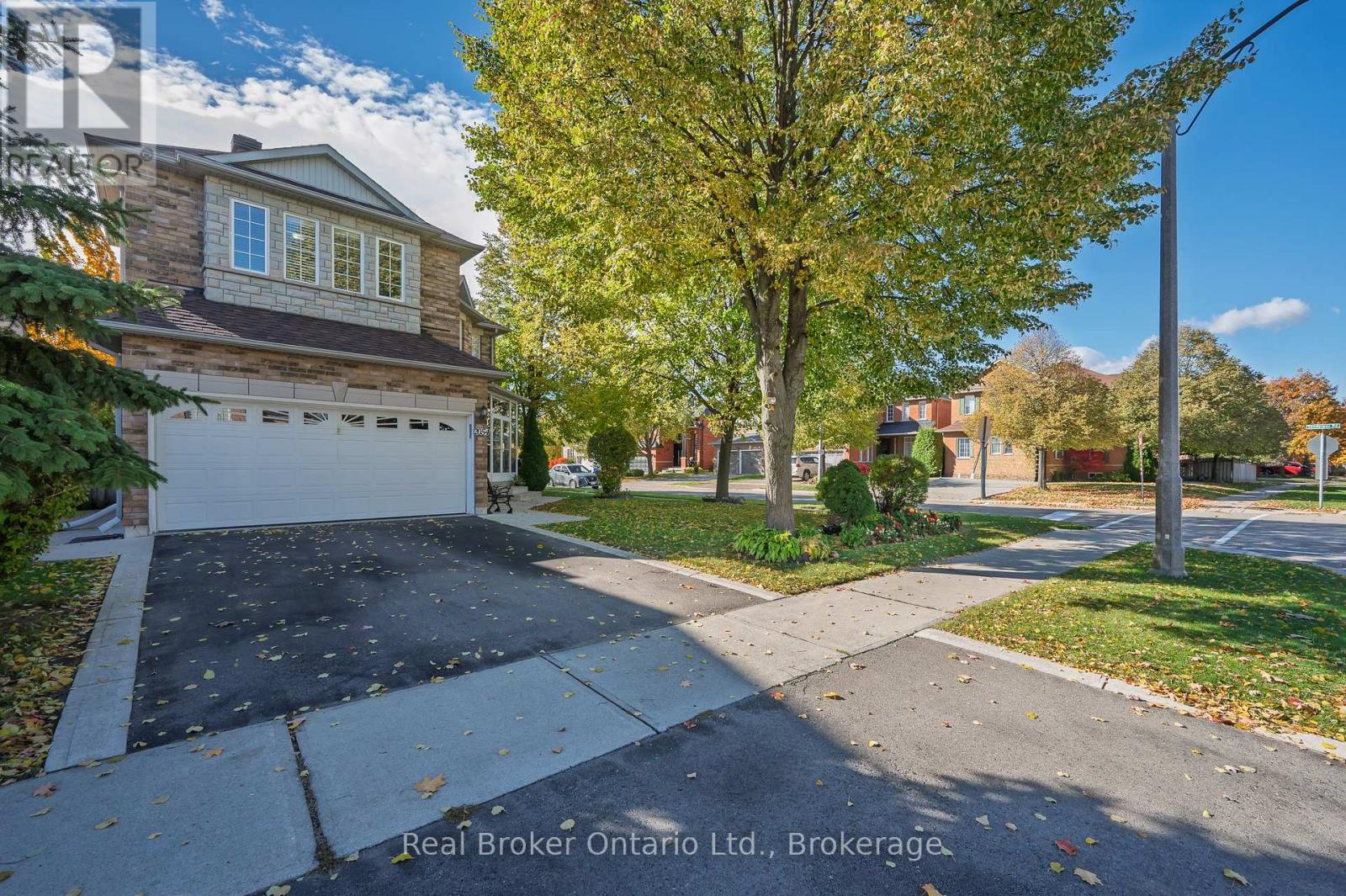 2054 Bloomfield Drive, Oakville, Ontario L6M 3W3 - Photo 2 - W12518032