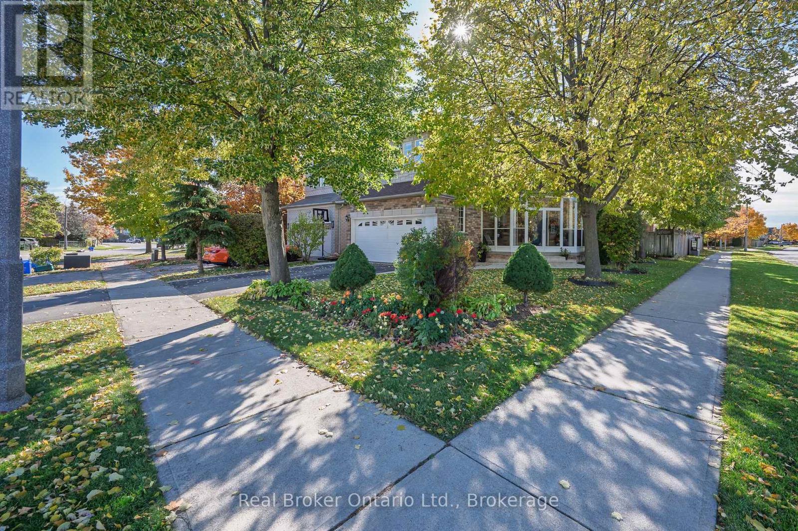 2054 Bloomfield Drive, Oakville, Ontario L6M 3W3 - Photo 3 - W12518032