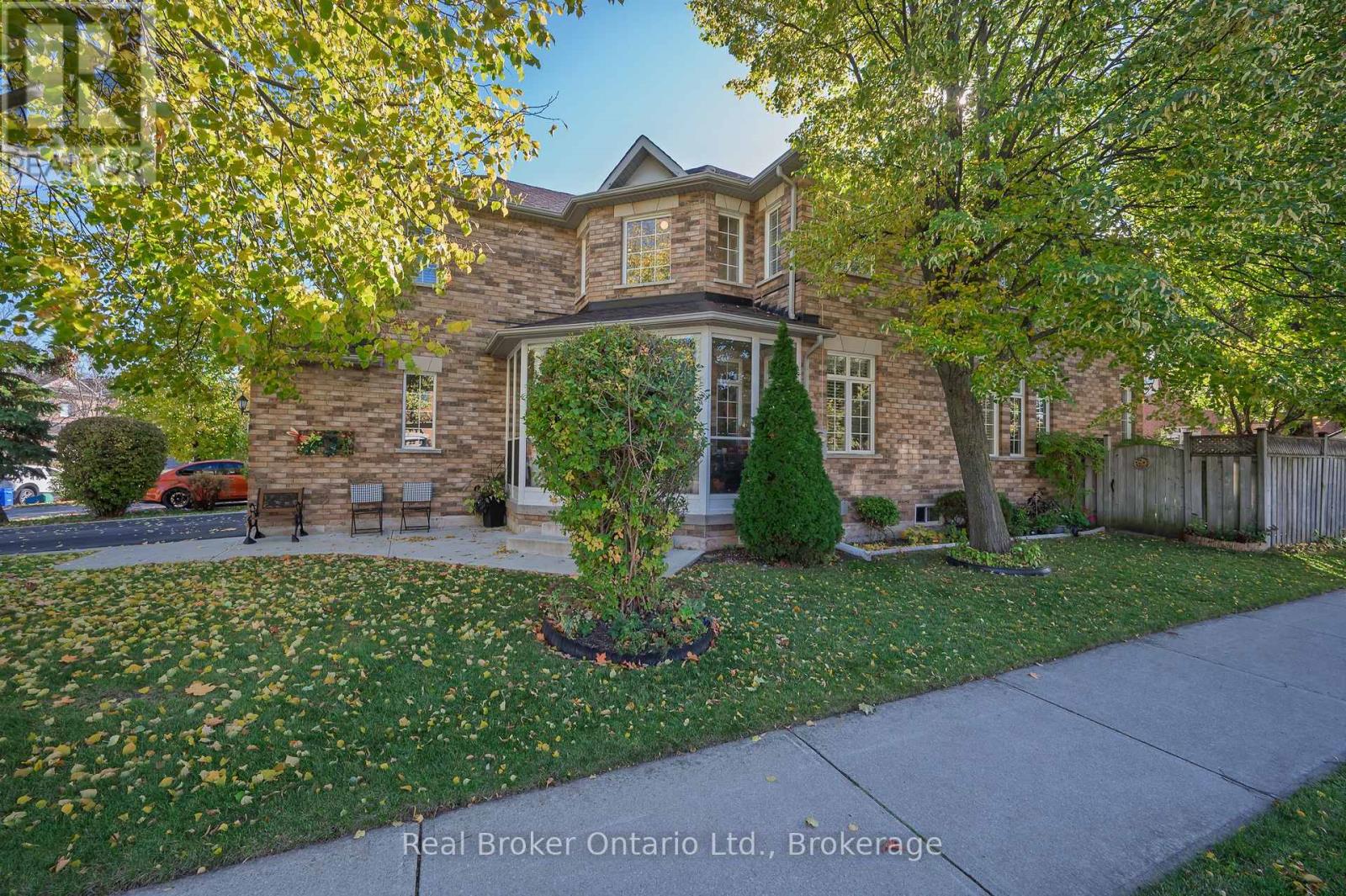 2054 Bloomfield Drive, Oakville, Ontario L6M 3W3 - Photo 4 - W12518032