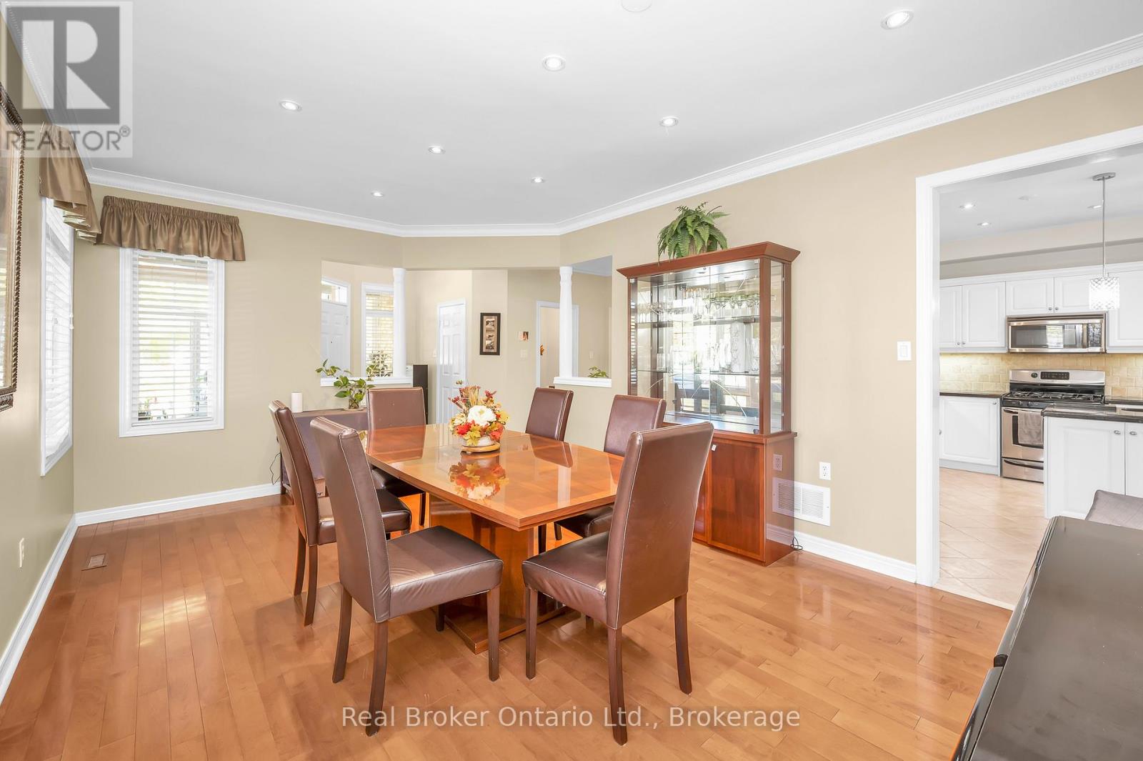 2054 Bloomfield Drive, Oakville, Ontario L6M 3W3 - Photo 9 - W12518032