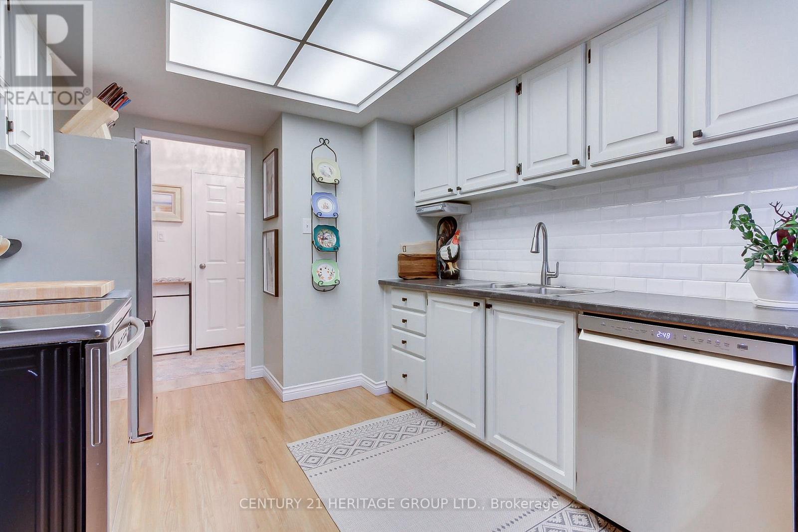 402 - 75 Wynford Heights Crescent, Toronto, Ontario  M3C 3H9 - Photo 6 - C12516478