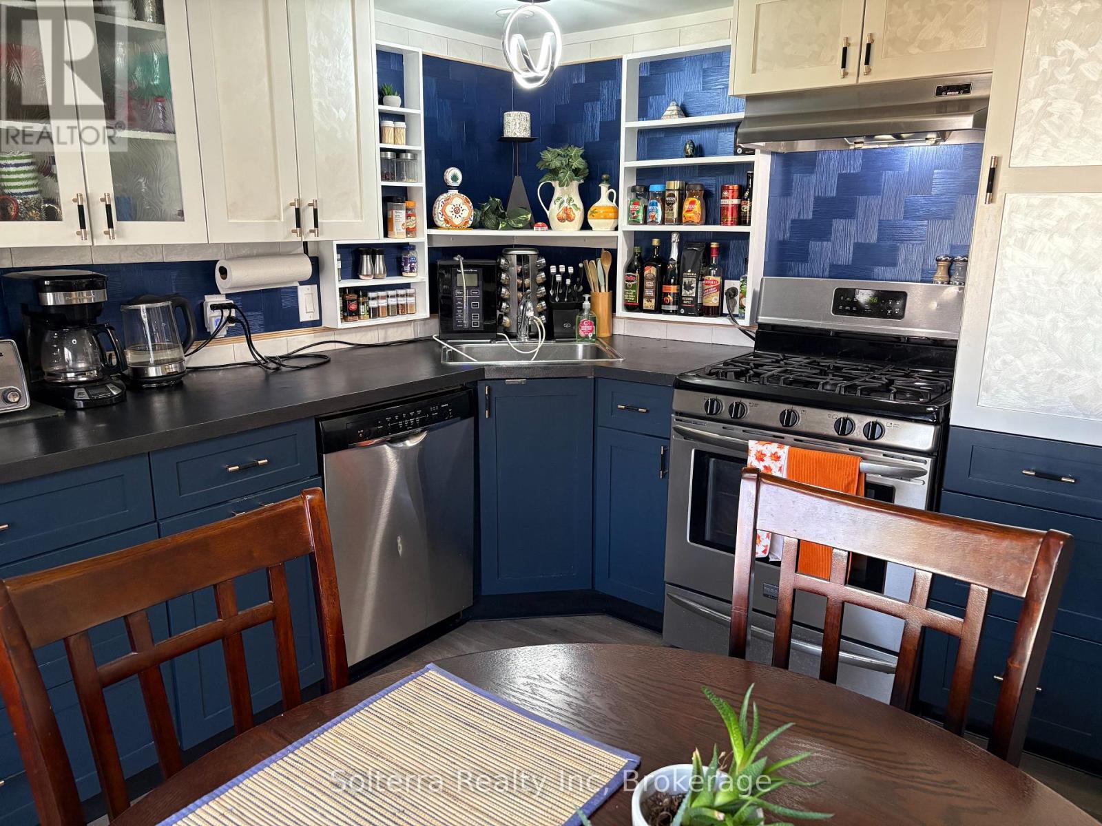 Unit #402 - 1713 Highway 11 S, Gravenhurst, Ontario P0E 1G0 - Photo 11 - X12361417