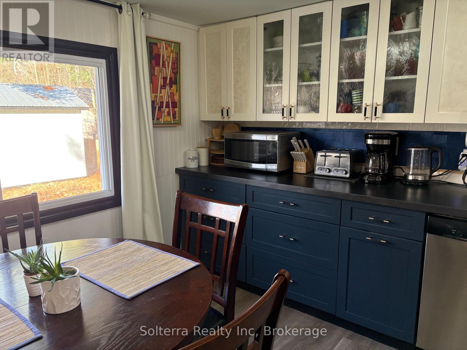 Unit #402 - 1713 Highway 11 S, Gravenhurst, Ontario P0E 1G0 - Photo 12 - X12361417