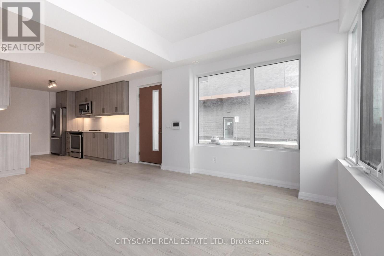 Th 01 - 1010 Portage Parkway, Vaughan, Ontario  L4K 0K3 - Photo 3 - N12509414