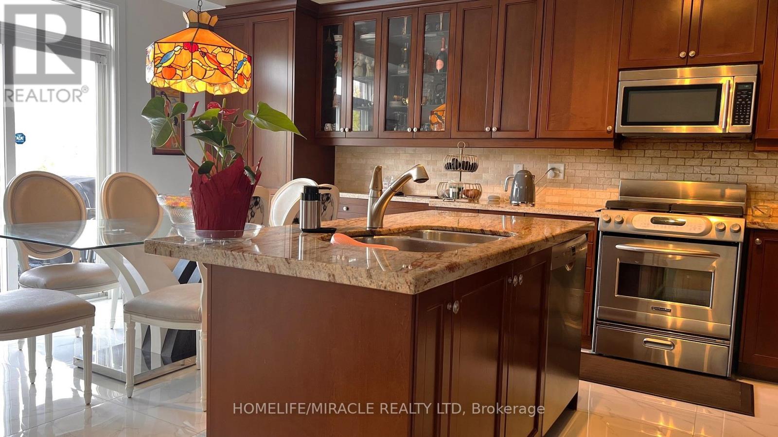 62 Vitlor Drive, Richmond Hill, Ontario L4E 4P9 - Photo 9 - N12518008