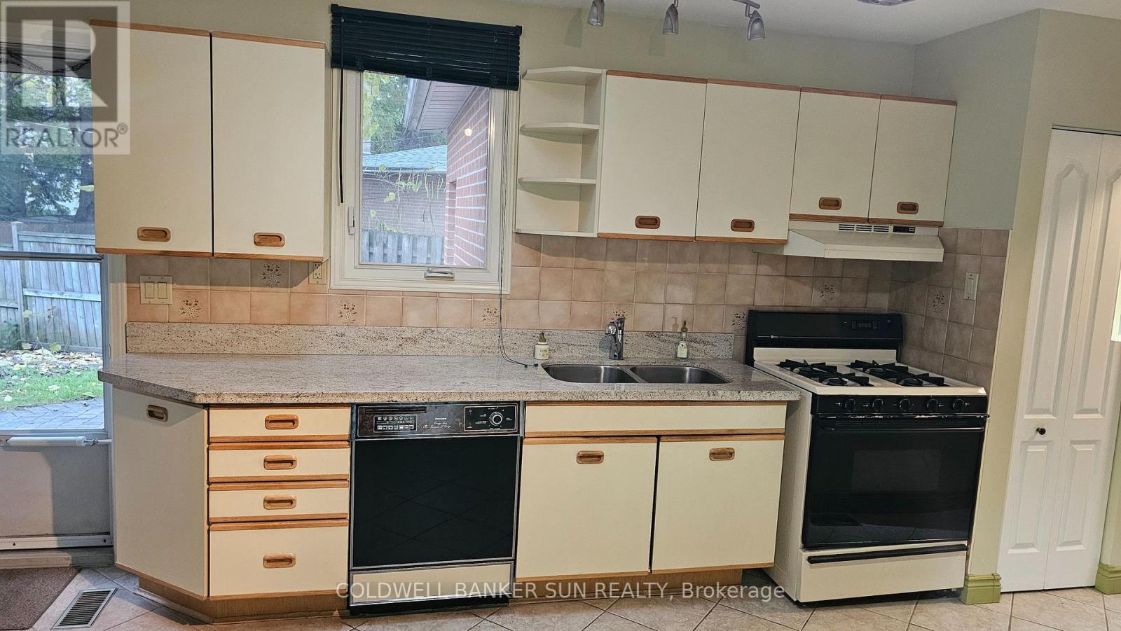 23 Brookdale Crescent, Brampton, Ontario L6T 1M8 - Photo 10 - W12514922