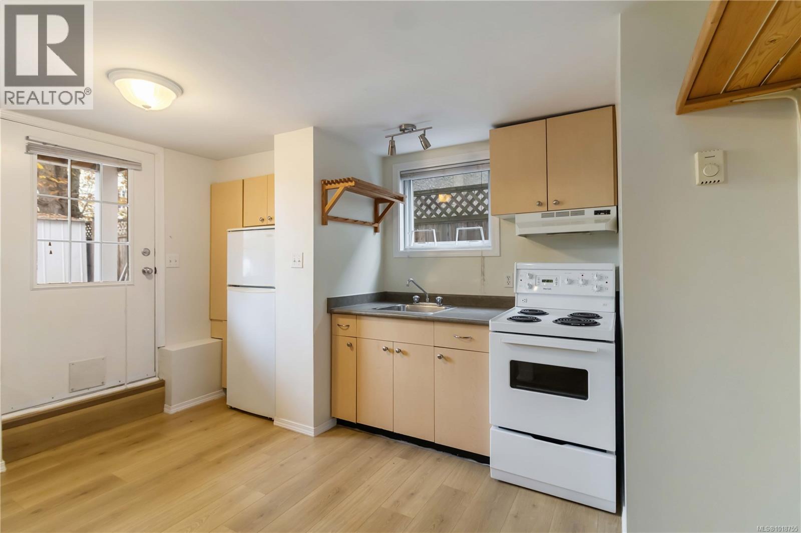 1742 Denman St, Victoria, British Columbia  V8R 1Y4 - Photo 29 - 1018755