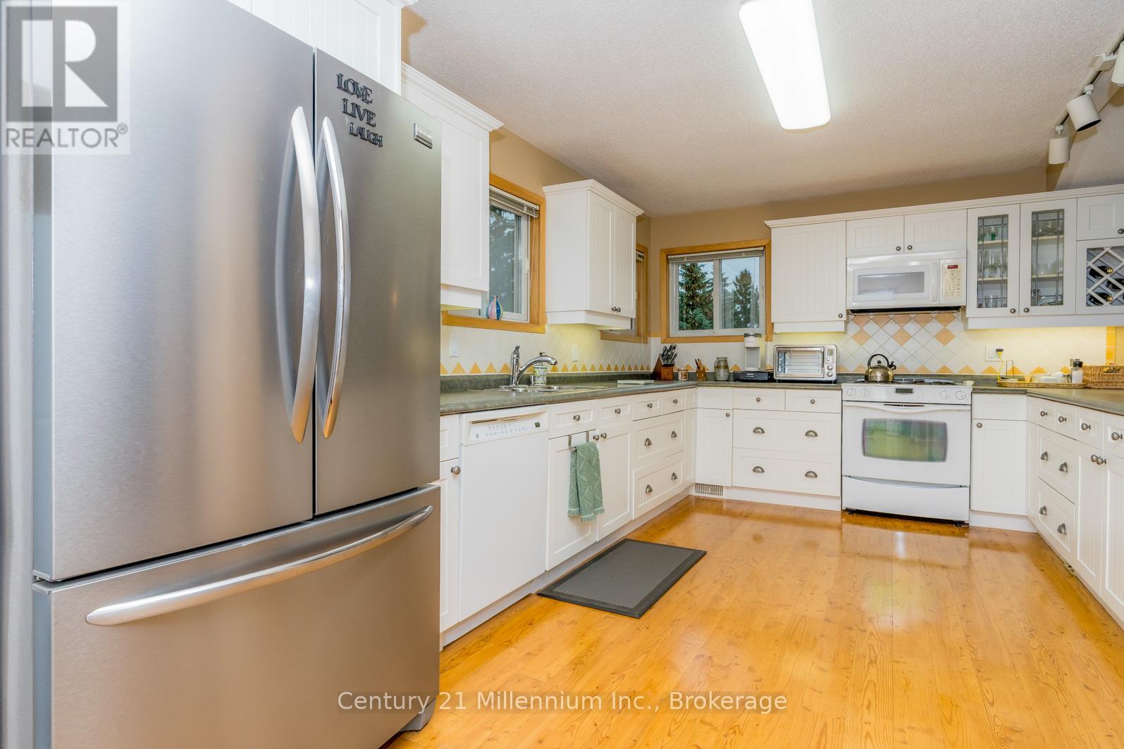 130 Pioneer Lane, Blue Mountains, Ontario L9Y 0M7 - Photo 33 - X12516094