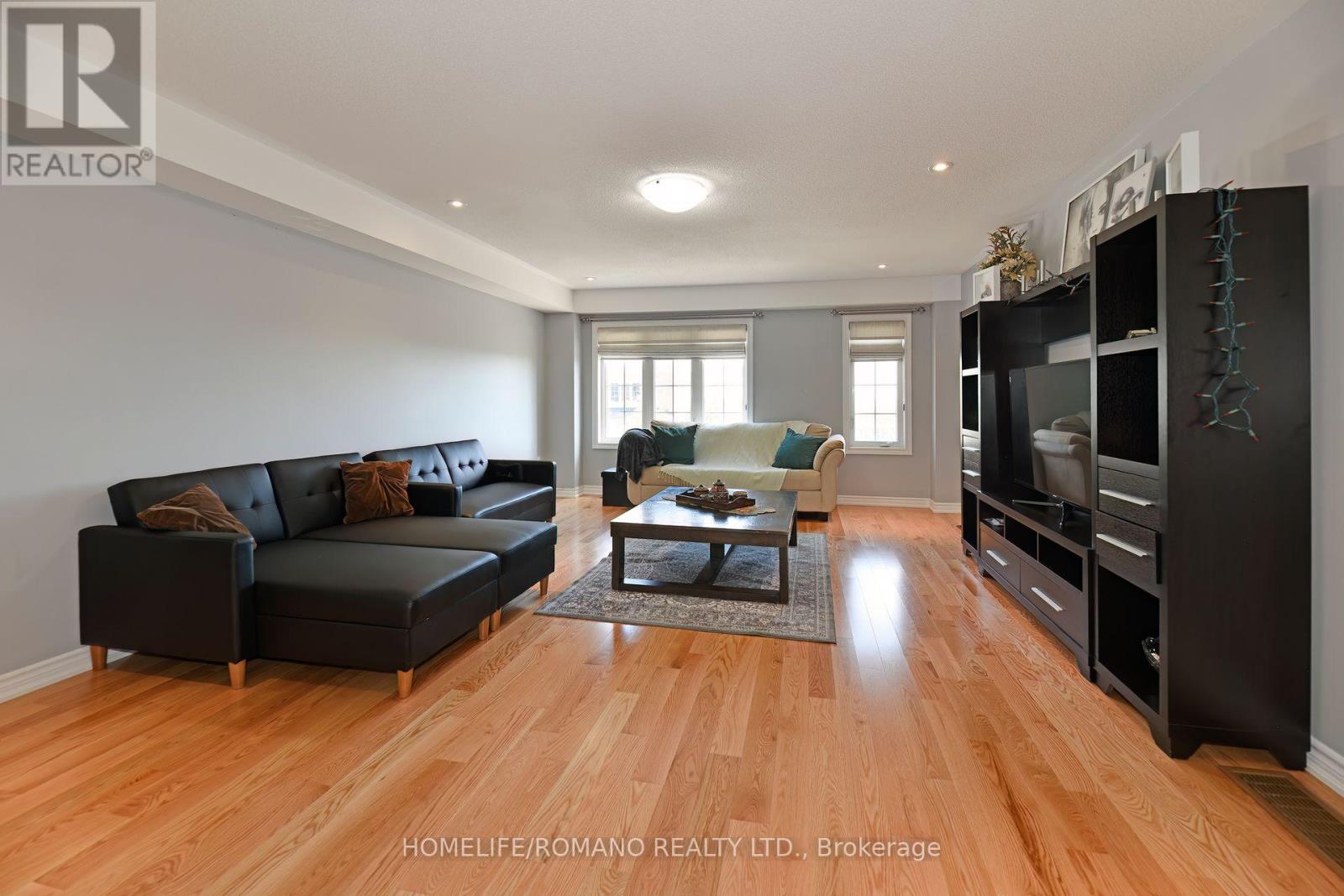 33 Comfort Way, Whitby, Ontario  L1N 2K6 - Photo 3 - E12518252