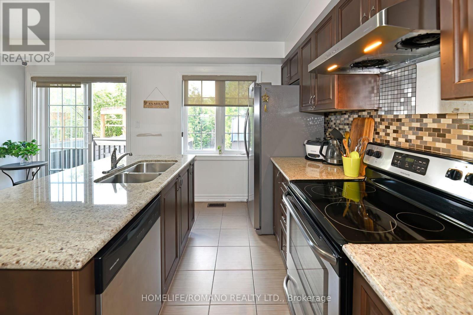 33 Comfort Way, Whitby, Ontario  L1N 2K6 - Photo 9 - E12518252