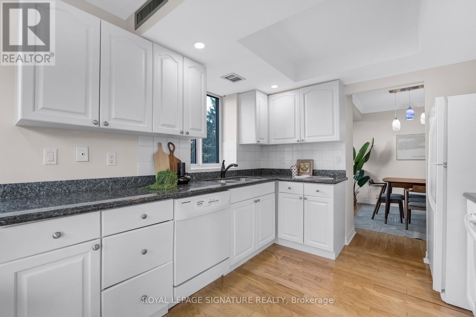 303 - 33 Weldrick Road E, Richmond Hill, Ontario  L4C 8W4 - Photo 8 - N12518180