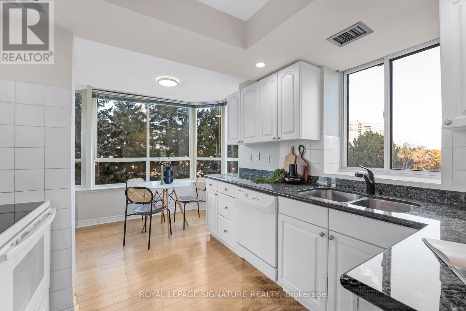 303 - 33 Weldrick Road E, Richmond Hill, Ontario  L4C 8W4 - Photo 9 - N12518180