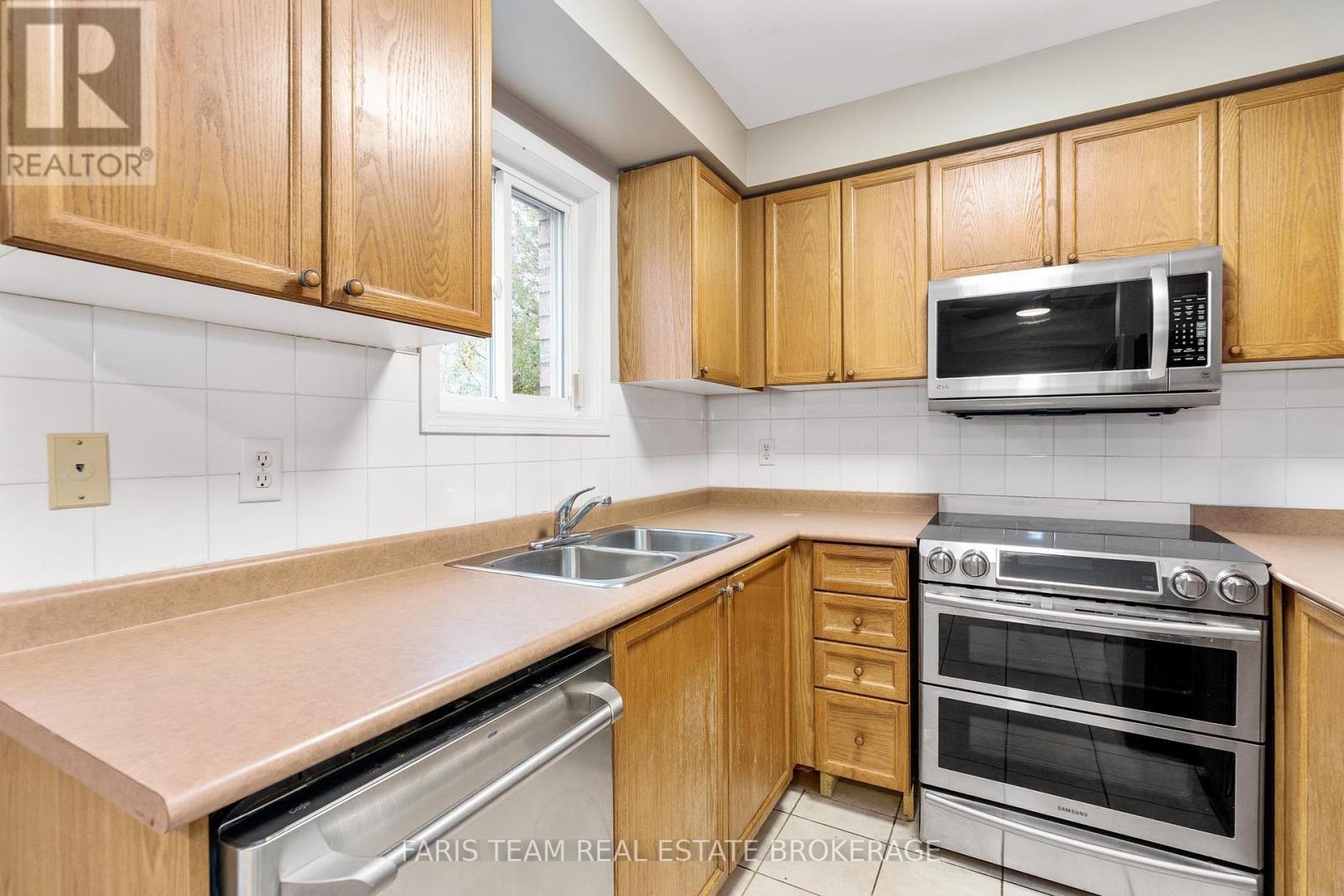 69 Pringle Drive, Barrie (Edgehill Drive), Ontario  L4N 0R2 - Photo 4 - S12518200