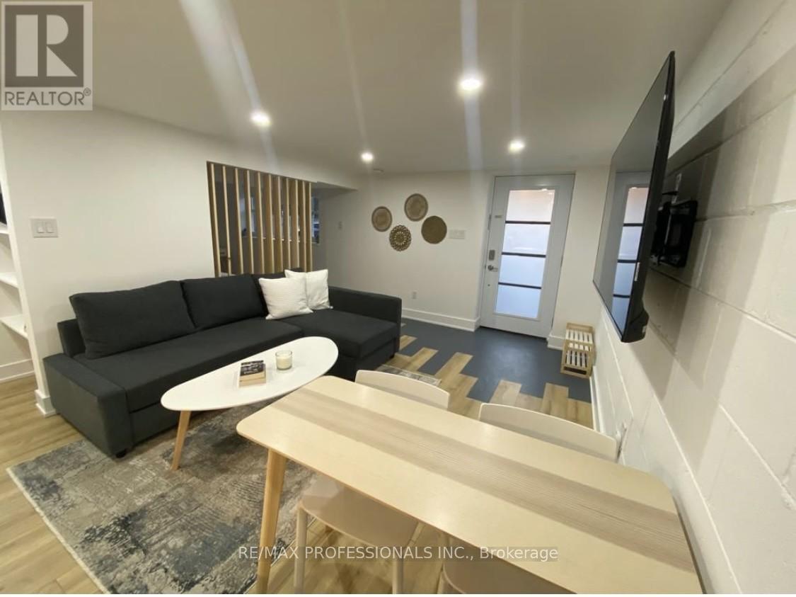 100 STEPHEN DRIVE, Toronto, Ontario