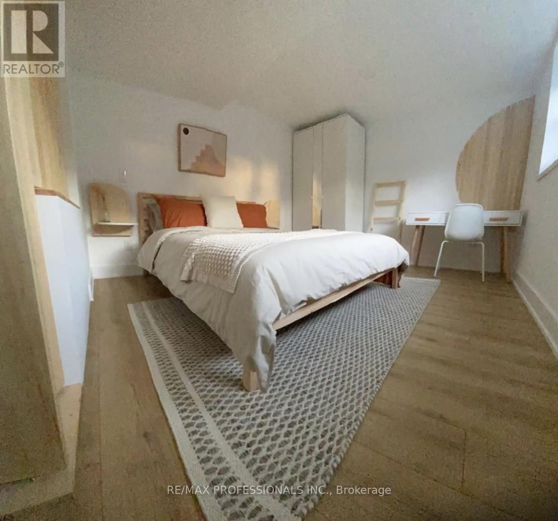 100 Stephen Drive, Toronto, Ontario  M8Y 3N3 - Photo 4 - W12518116