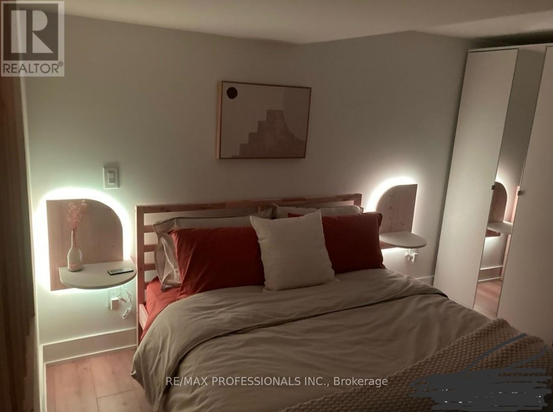 100 Stephen Drive, Toronto, Ontario  M8Y 3N3 - Photo 5 - W12518116