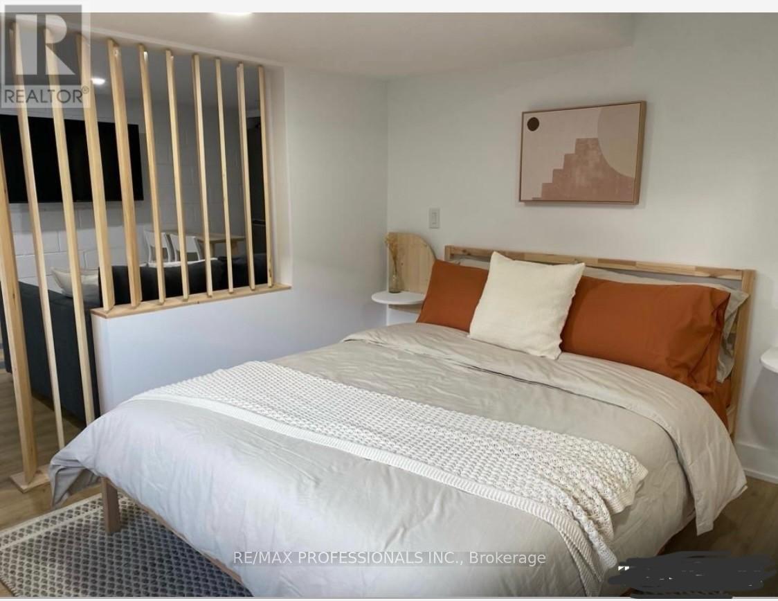 100 Stephen Drive, Toronto, Ontario  M8Y 3N3 - Photo 6 - W12518116