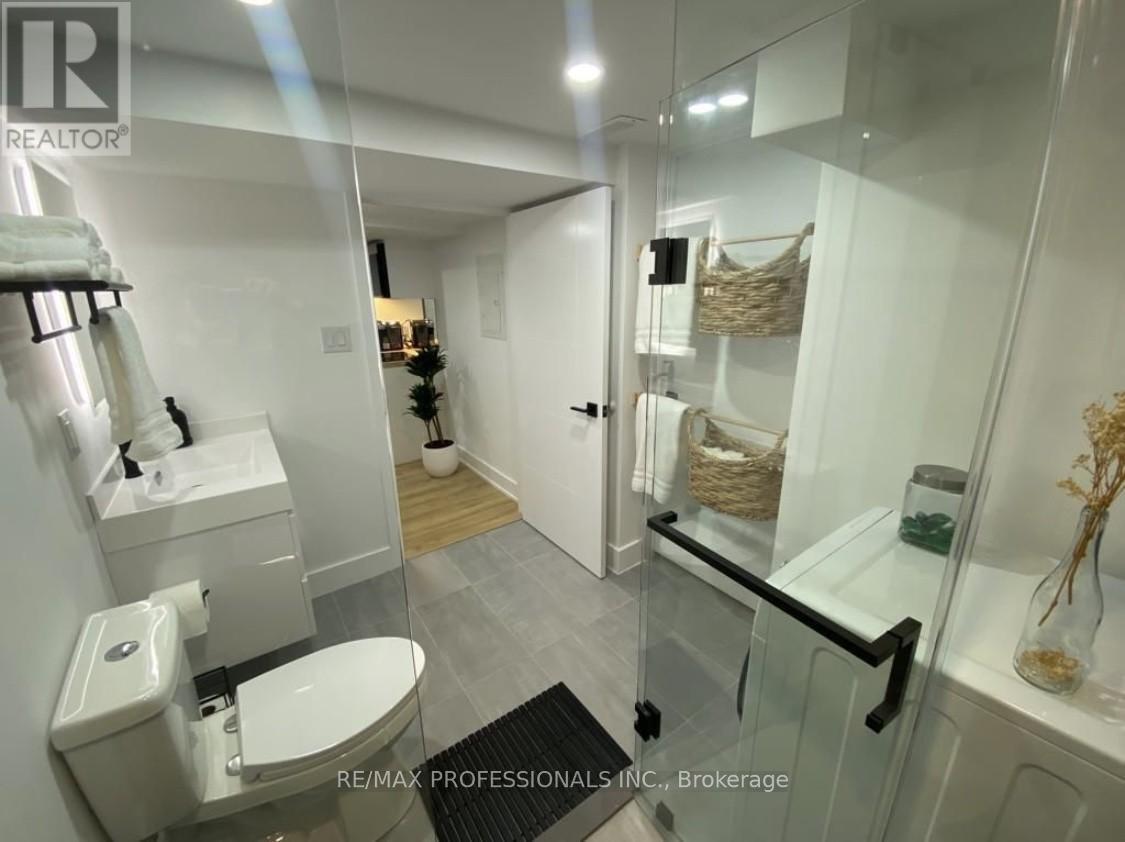 100 Stephen Drive, Toronto, Ontario  M8Y 3N3 - Photo 7 - W12518116