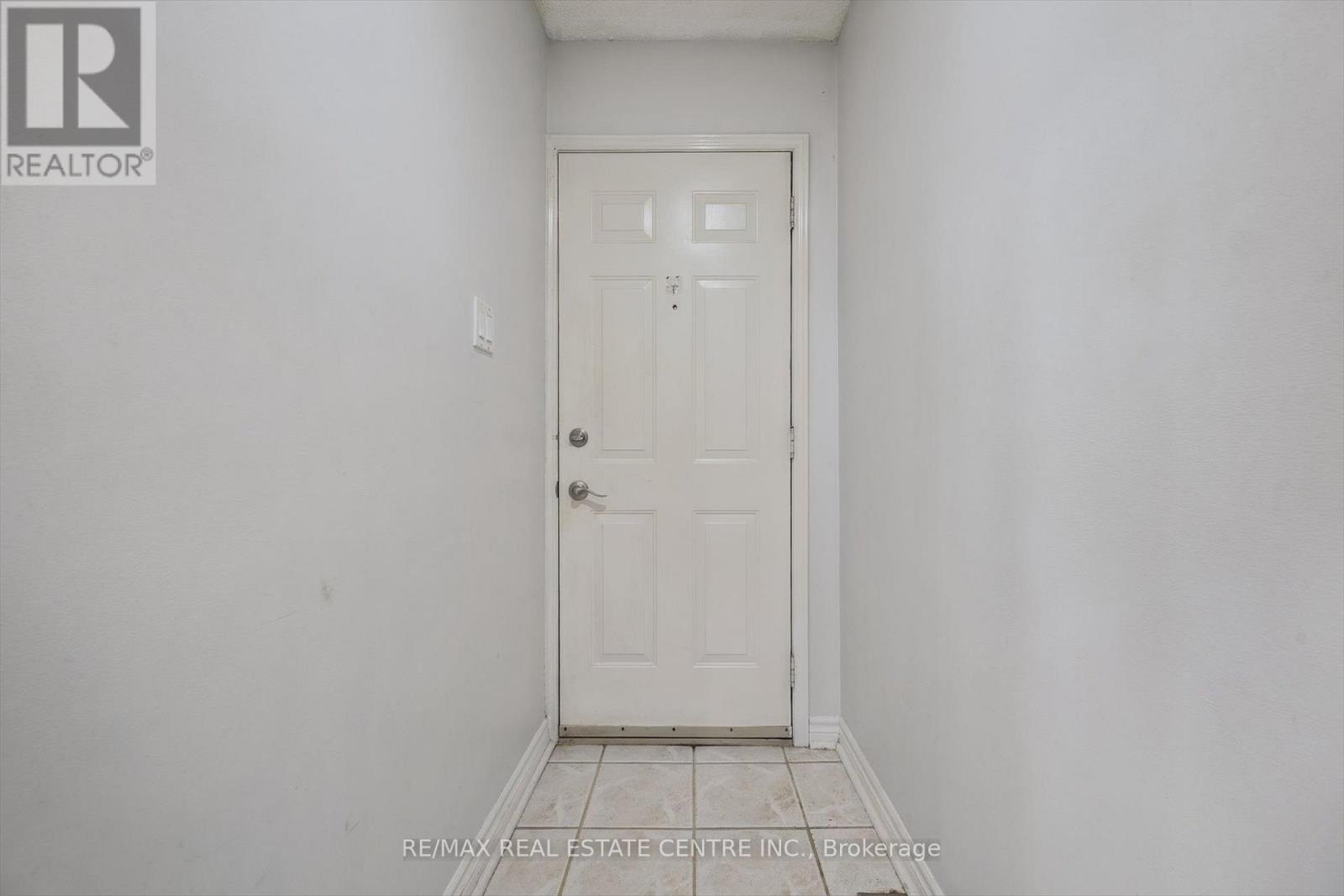 550 Ashprior Avenue, Mississauga, Ontario L5R 3N2 - Photo 5 - W12518128