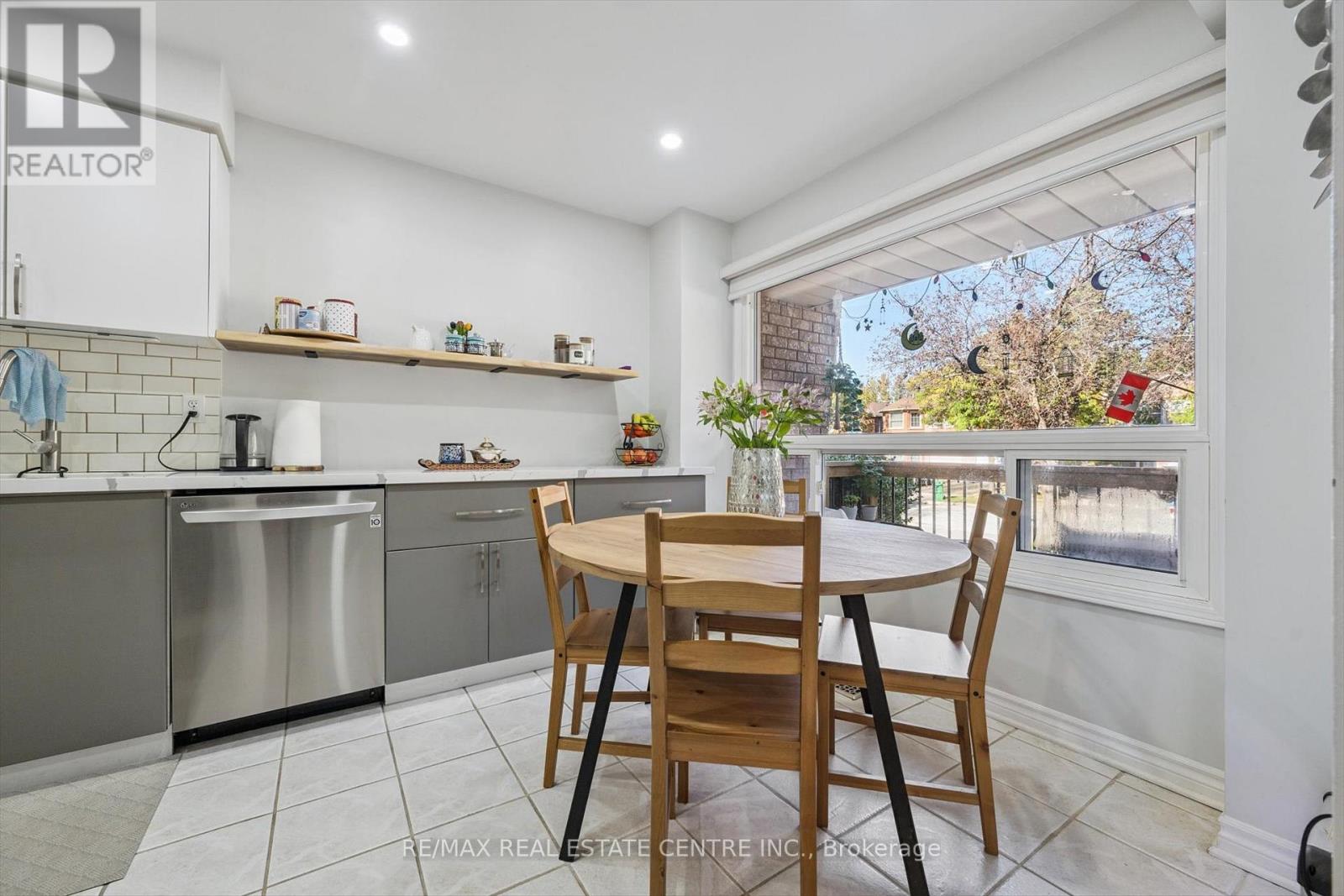 550 Ashprior Avenue, Mississauga, Ontario L5R 3N2 - Photo 6 - W12518128