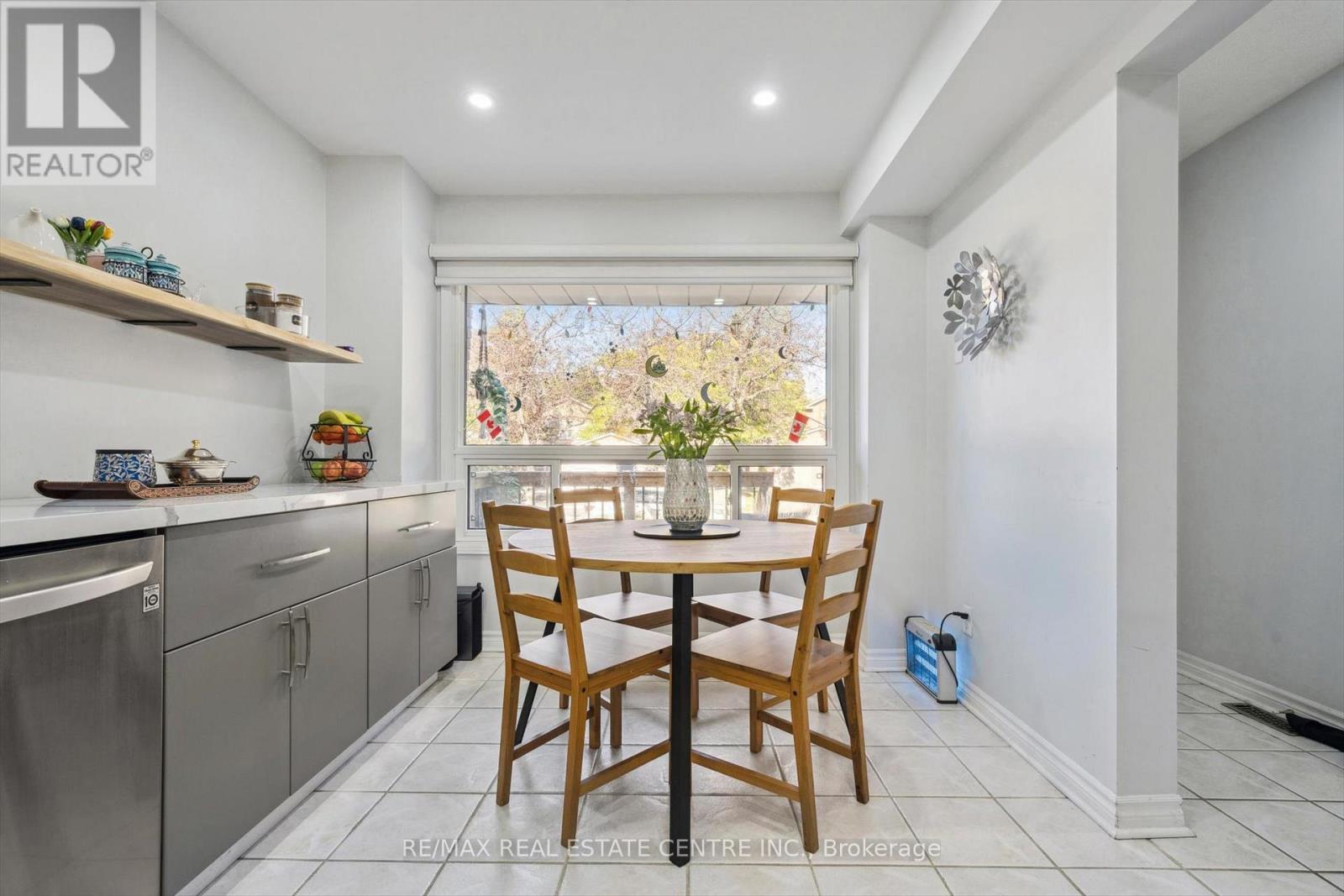 550 Ashprior Avenue, Mississauga, Ontario L5R 3N2 - Photo 7 - W12518128