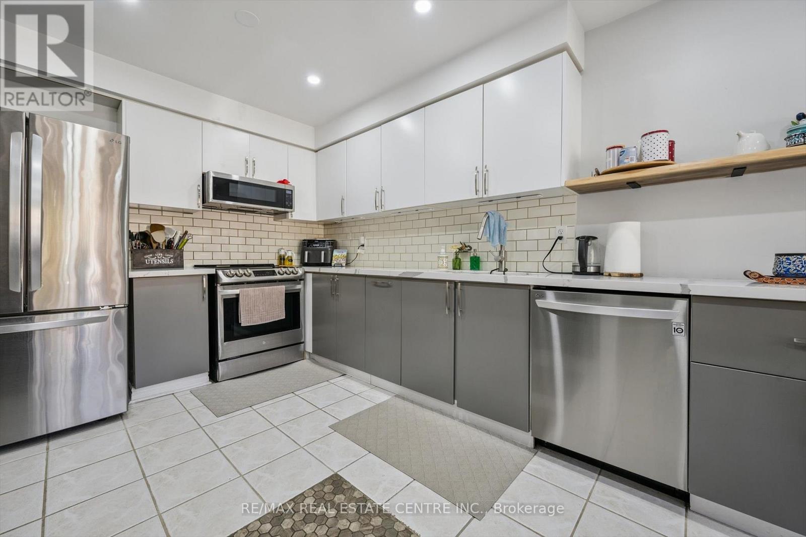 550 Ashprior Avenue, Mississauga, Ontario L5R 3N2 - Photo 8 - W12518128