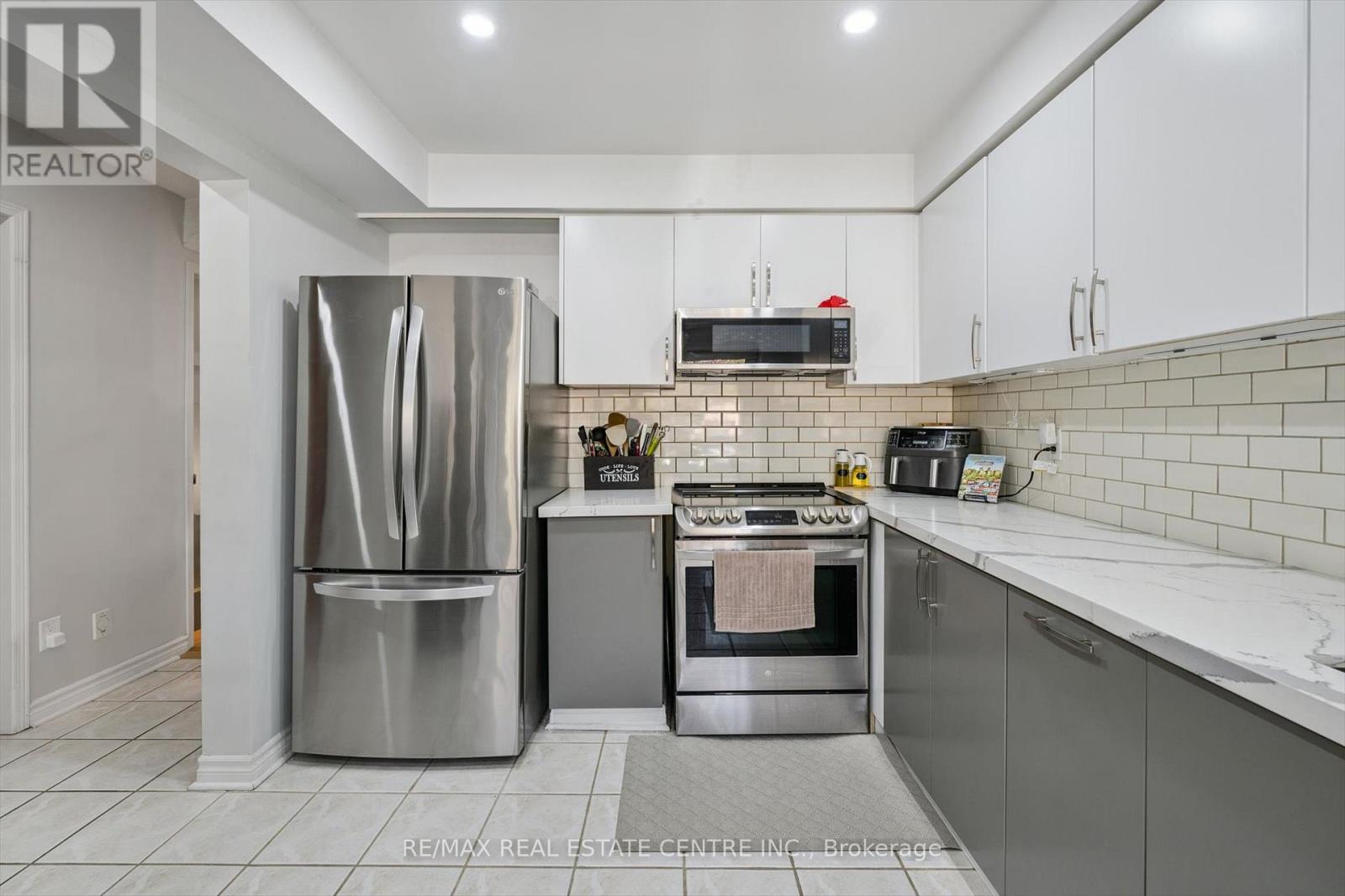 550 Ashprior Avenue, Mississauga, Ontario L5R 3N2 - Photo 9 - W12518128