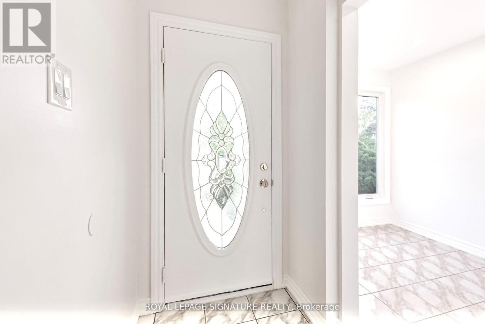 36 Denlow Drive, Brampton, Ontario L6Y 2L4 - Photo 3 - W12518262