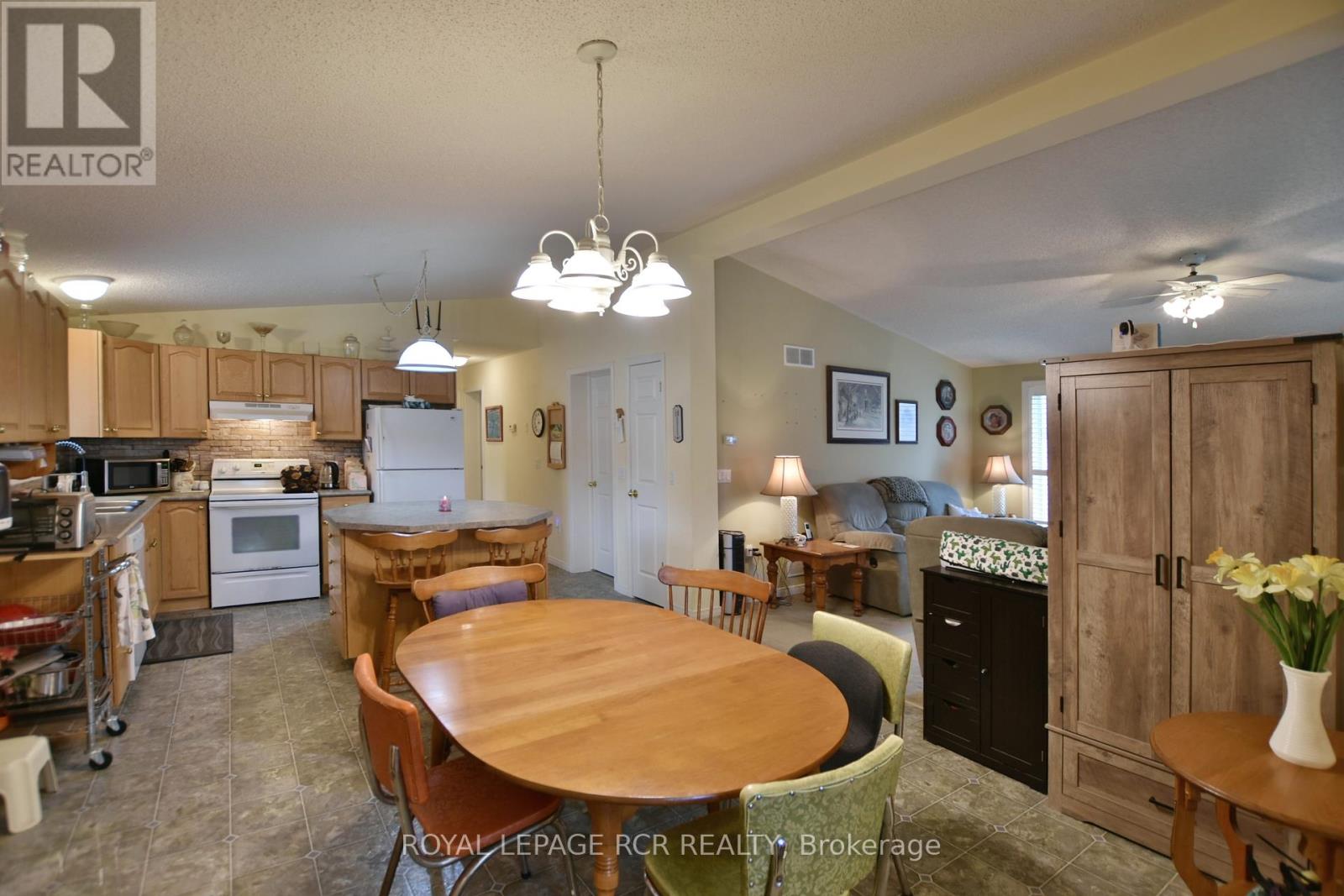 9 Indiana Avenue, Wasaga Beach, Ontario  L0L 2P0 - Photo 6 - S12333053