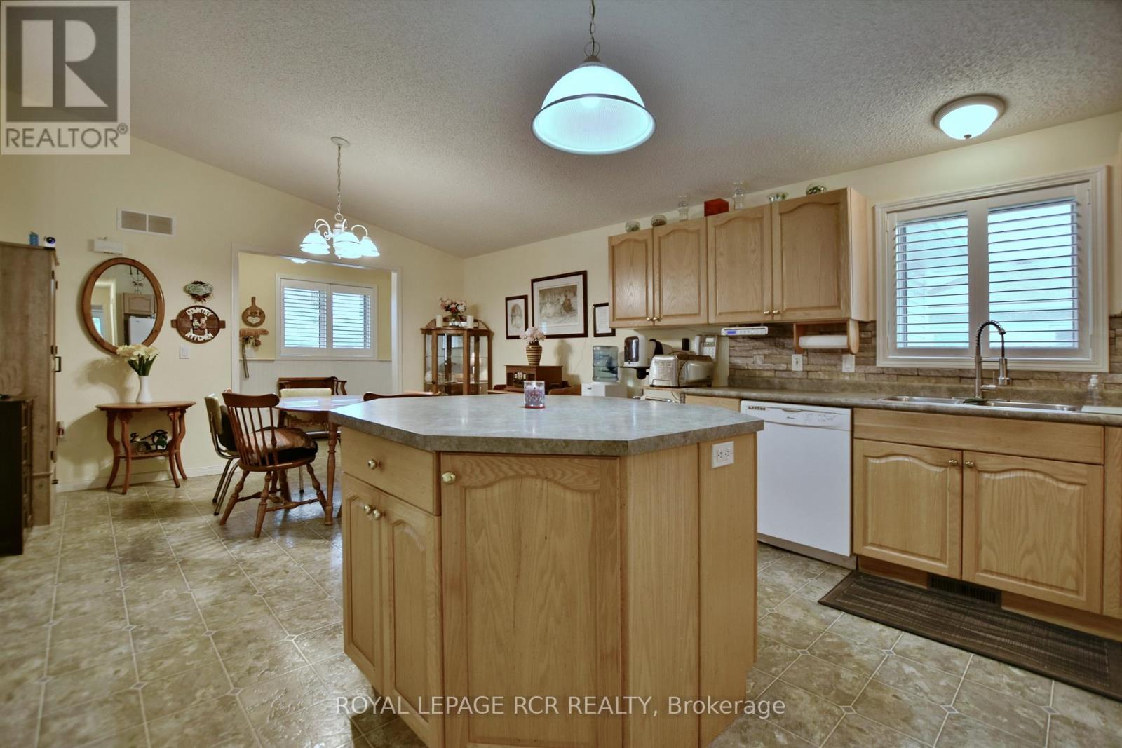 9 Indiana Avenue, Wasaga Beach, Ontario  L0L 2P0 - Photo 8 - S12333053