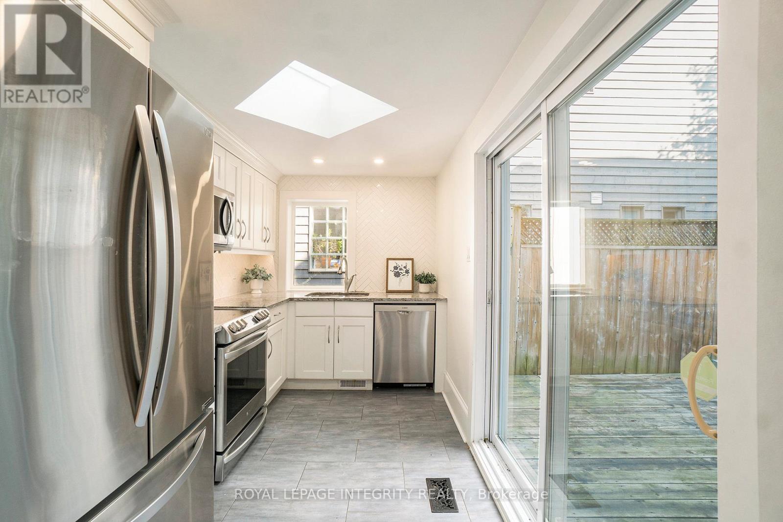 115 Springhurst Avenue, Ottawa, Ontario  K1S 0E3 - Photo 9 - X12518416