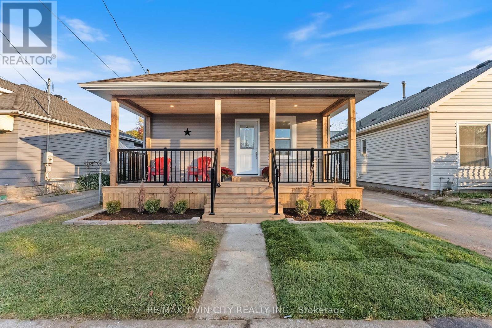 25 DUNDEE STREET, Brantford, Ontario