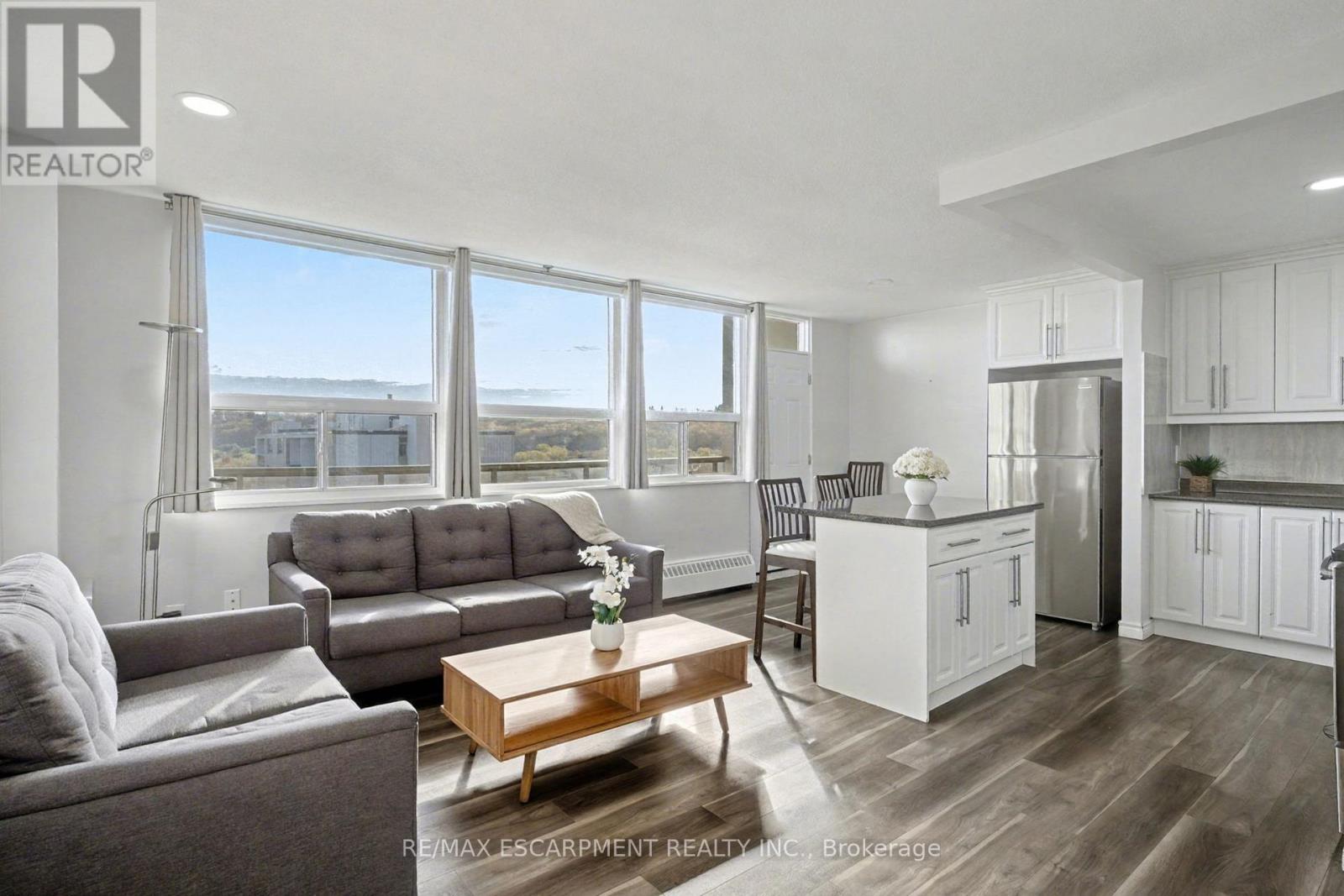 1001 - 15 Nicklaus Drive, Hamilton, Ontario  L8K 5J5 - Photo 3 - X12518268