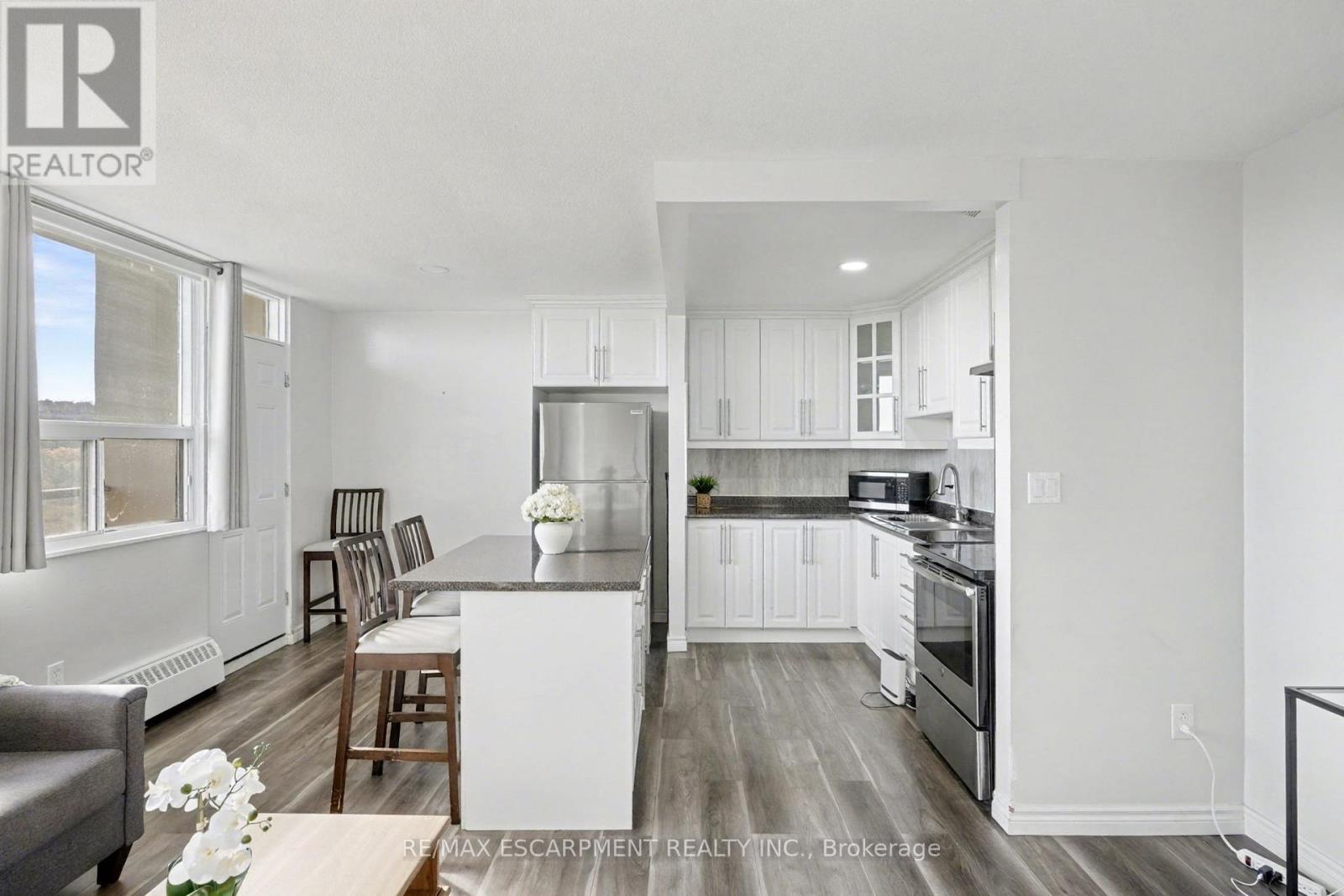 1001 - 15 Nicklaus Drive, Hamilton, Ontario  L8K 5J5 - Photo 4 - X12518268