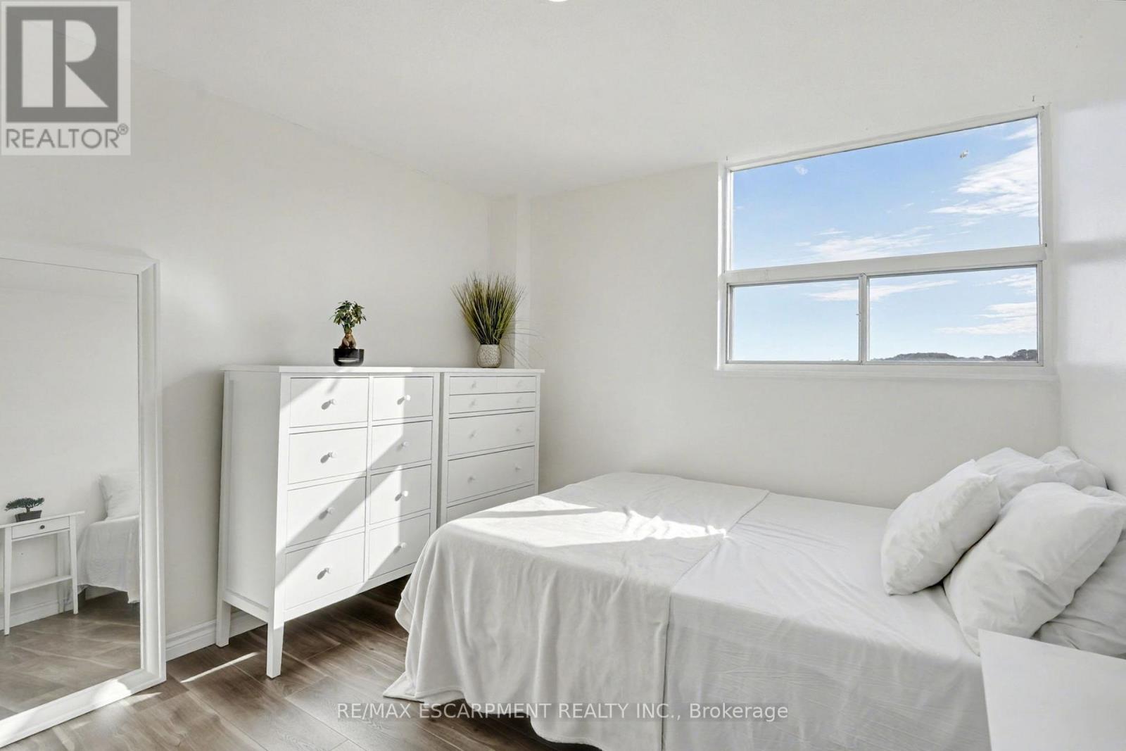 1001 - 15 Nicklaus Drive, Hamilton, Ontario  L8K 5J5 - Photo 7 - X12518268