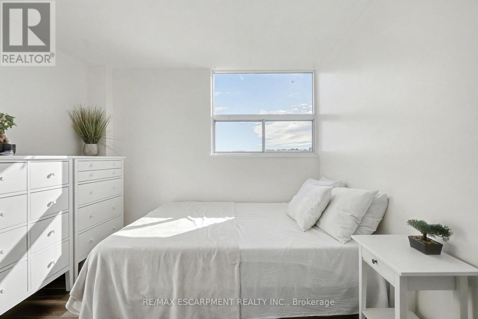 1001 - 15 Nicklaus Drive, Hamilton, Ontario  L8K 5J5 - Photo 8 - X12518268