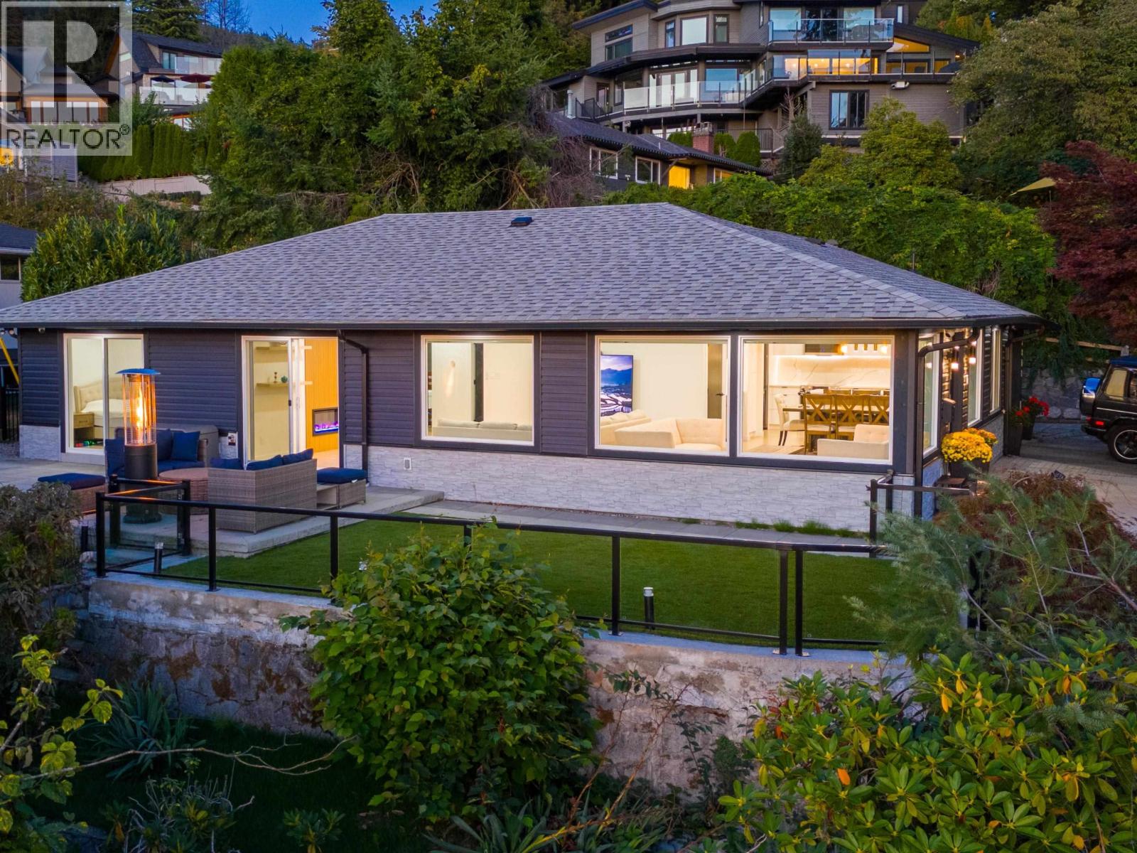 3812 Dalkeith Drive, North Vancouver, British Columbia V7N 3N6 - Photo 2 - R3065444