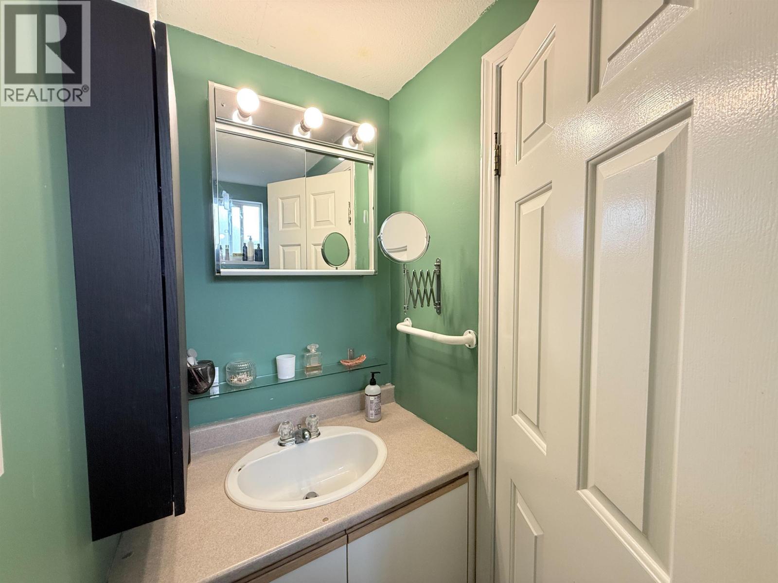 1717 Tatlow Avenue, North Vancouver, British Columbia V7P 3A1 - Photo 17 - R3065447