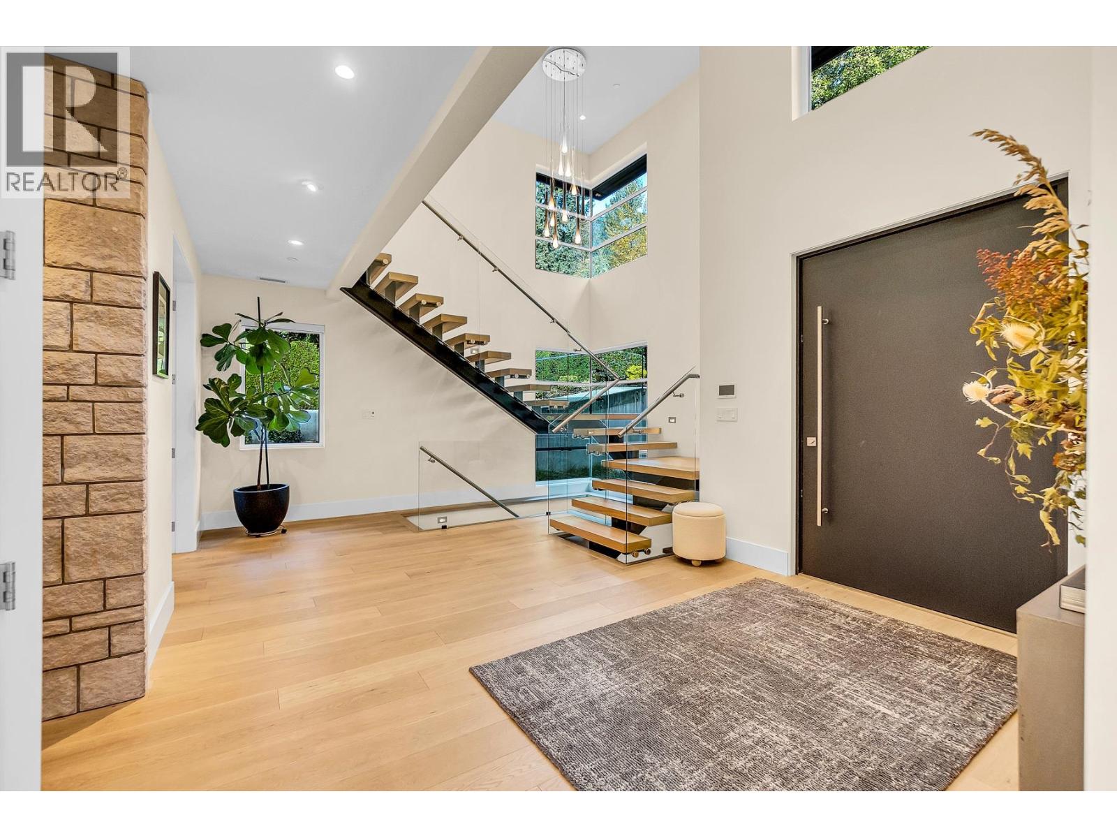 5141 Sarita Avenue, North Vancouver, British Columbia V7R 2M4 - Photo 2 - R3065474