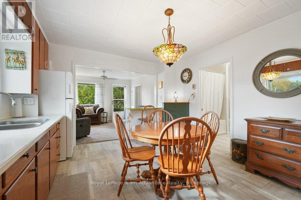 9 Hillcrest Avenue, Parry Sound, Ontario  P2A 1L5 - Photo 8 - X12518426