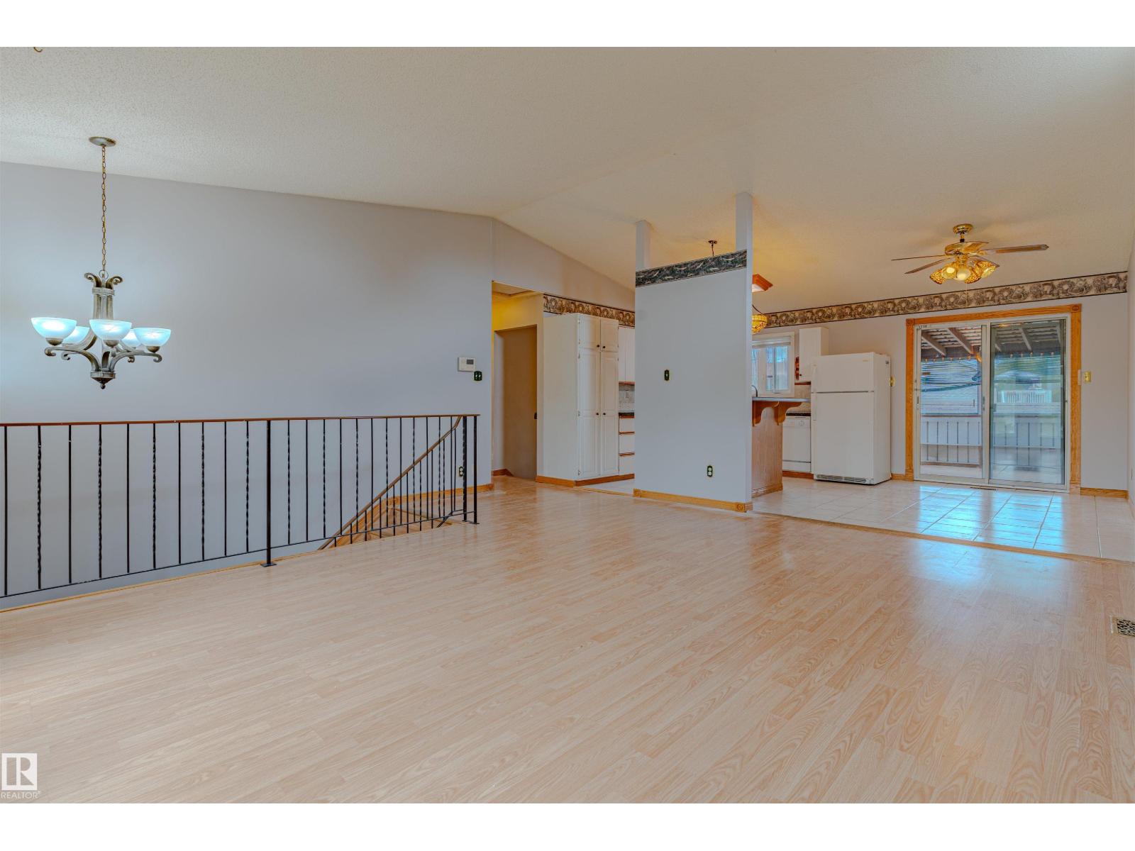 1353 39 St Nw, Edmonton, Alberta  T6L 2M6 - Photo 3 - E4464946