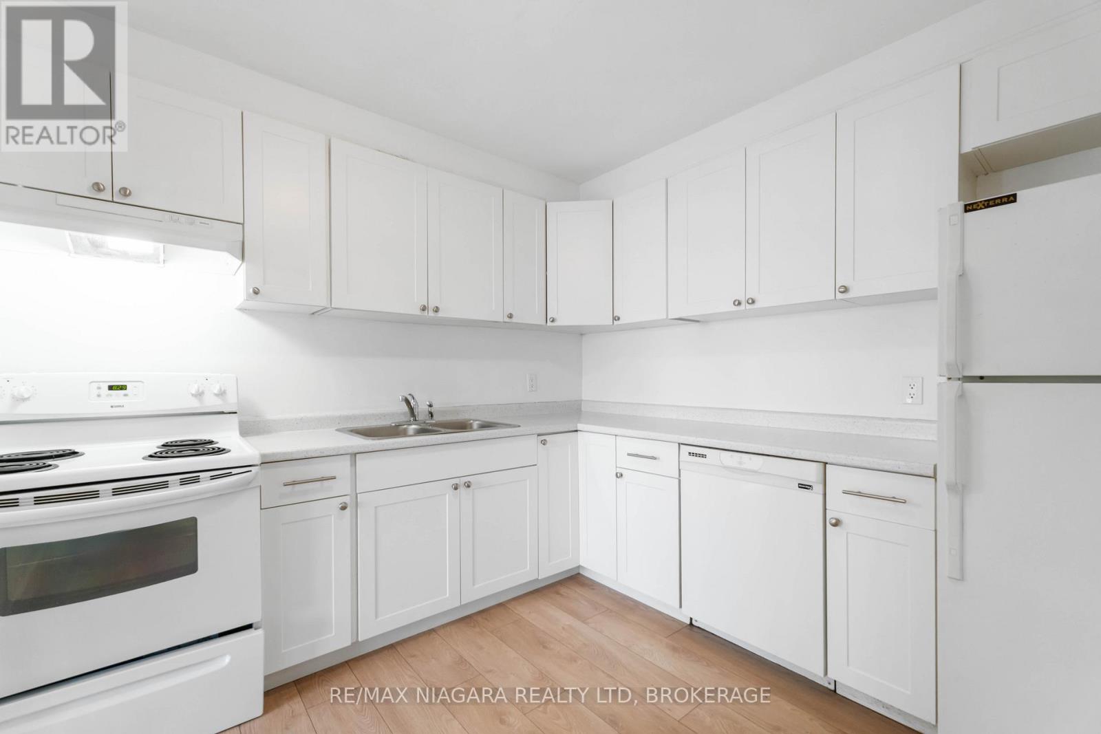 112 - 100 Brownleigh Avenue, Welland, Ontario  L3B 5V8 - Photo 1 - X12438753