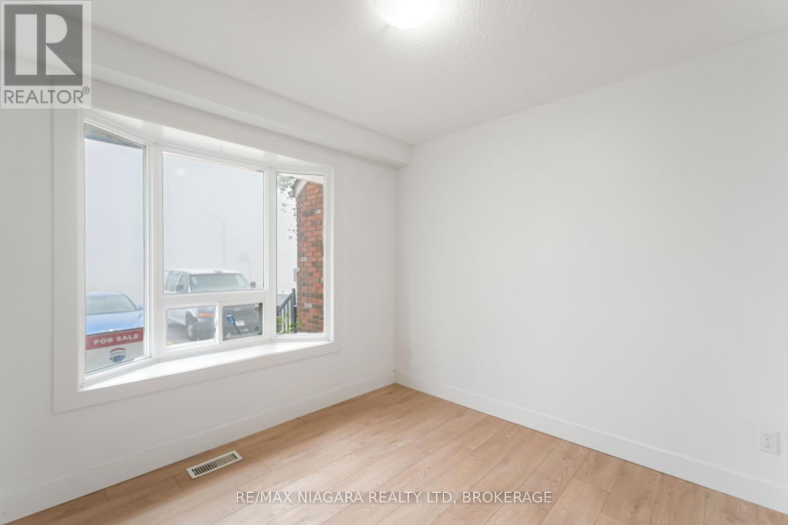 112 - 100 Brownleigh Avenue, Welland, Ontario  L3B 5V8 - Photo 9 - X12438753