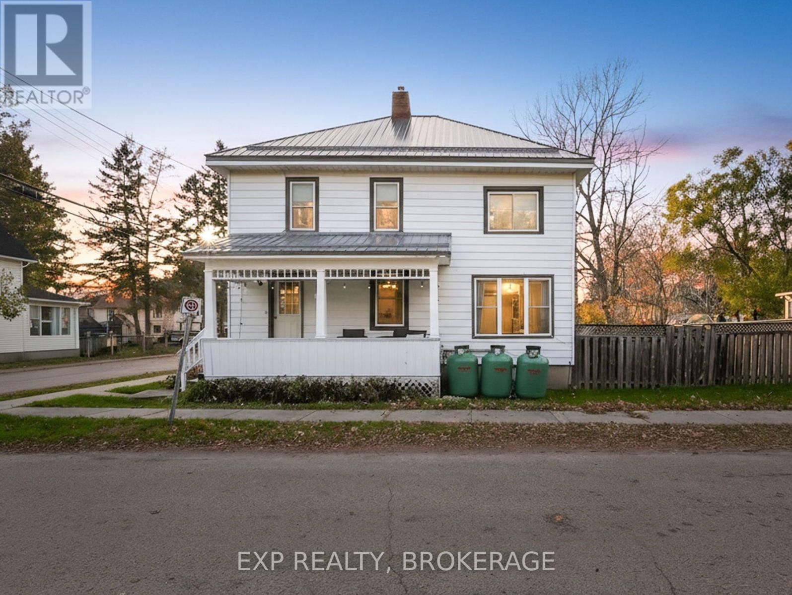 10 Miller Street, Leeds And The Thousand Islands, Ontario  K0E 1L0 - Photo 1 - X12516952