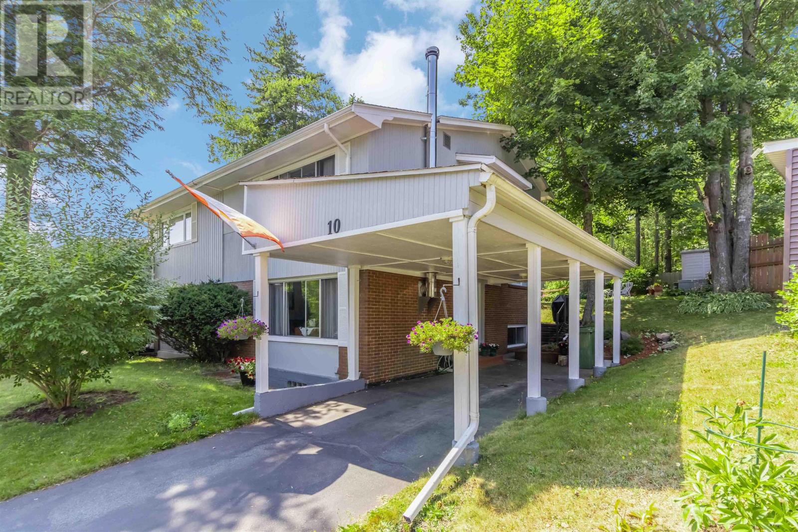 Property at 10 Oakburn Court image 4