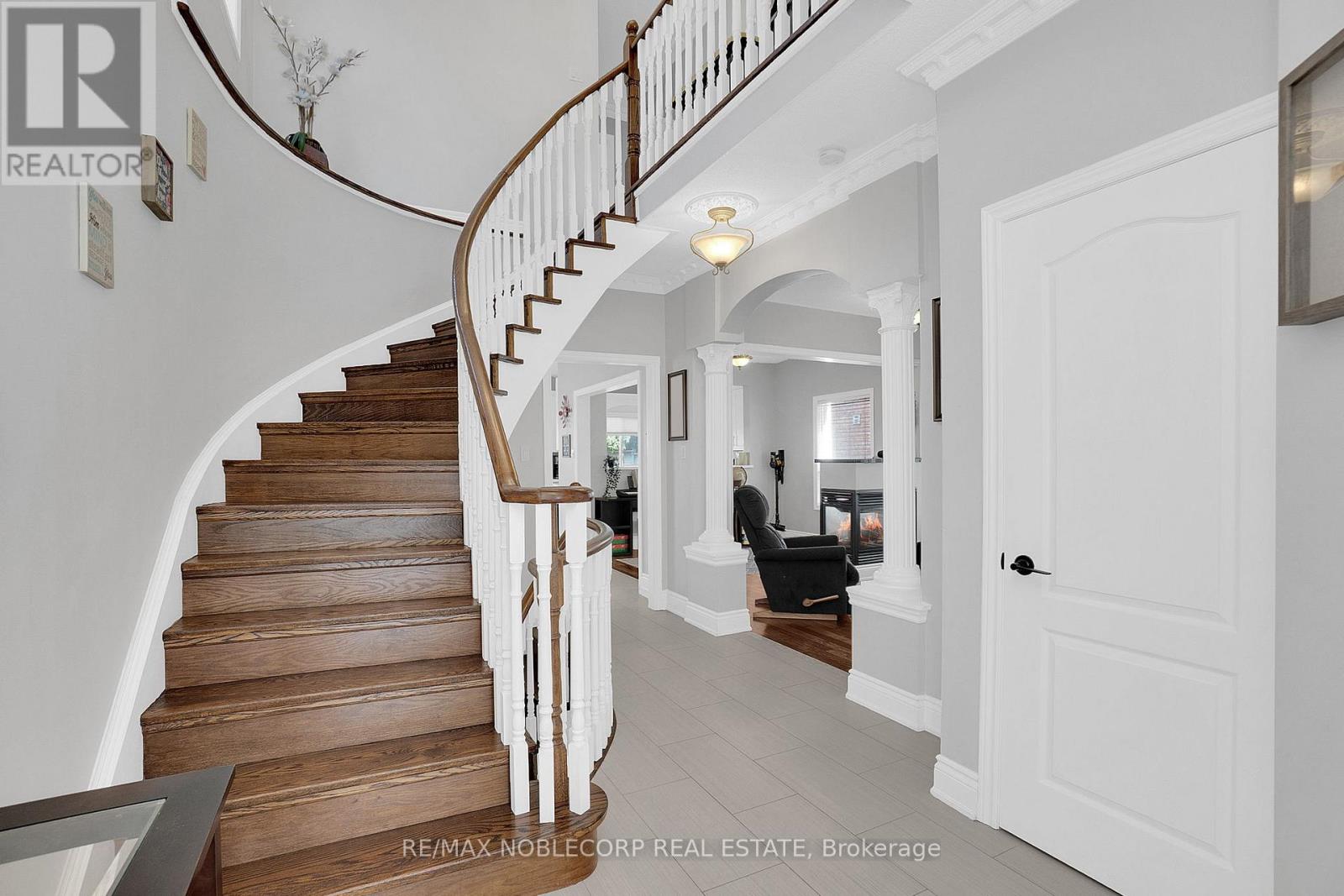 92 Water Garden Lane, Vaughan, Ontario  L4H 1N5 - Photo 5 - N12518360