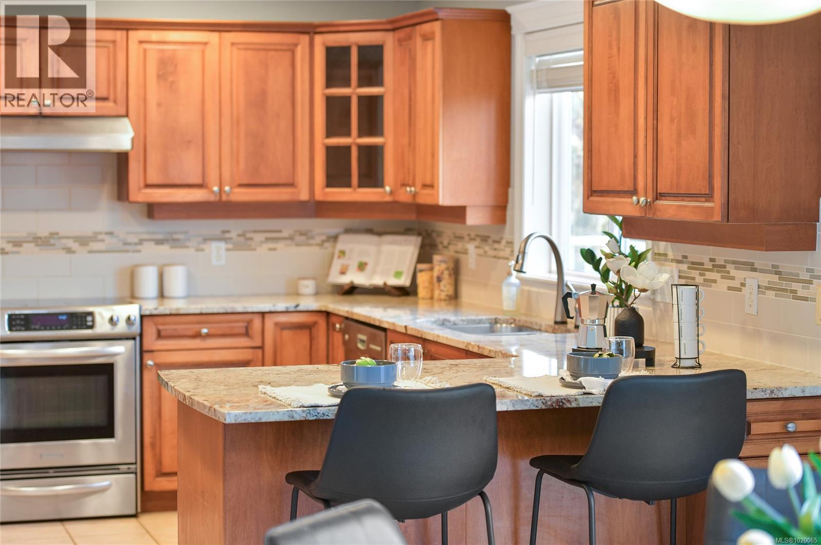 4259 Westervelt Pl, Saanich, British Columbia  V8X 5C1 - Photo 12 - 1020065