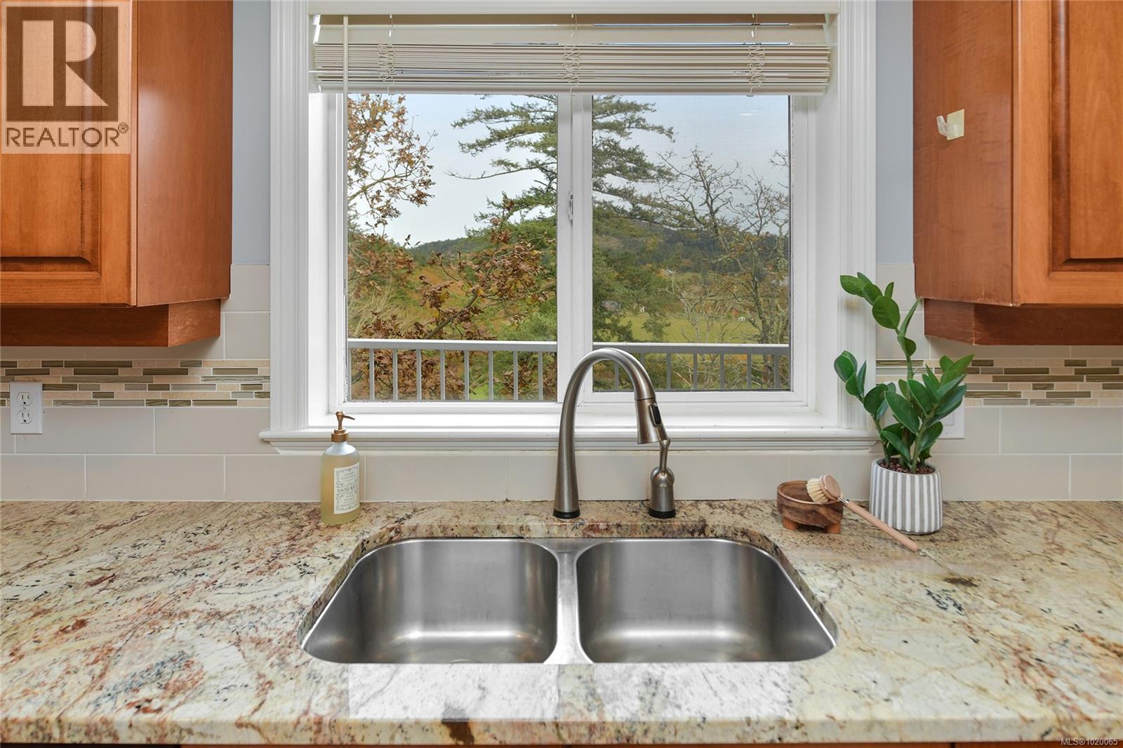 4259 Westervelt Pl, Saanich, British Columbia  V8X 5C1 - Photo 13 - 1020065