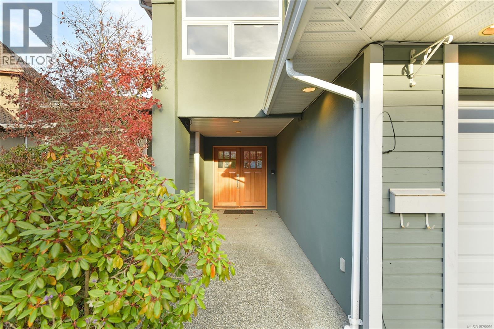 4259 Westervelt Pl, Saanich, British Columbia  V8X 5C1 - Photo 4 - 1020065