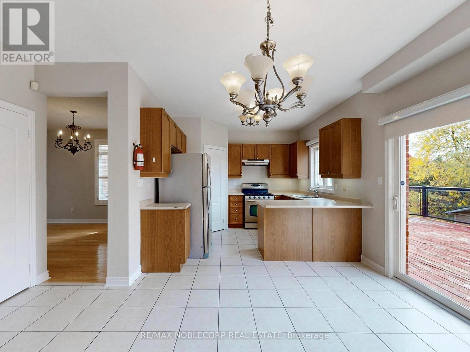 28 Laurentide Crescent, Brampton, Ontario  L6P 1Y4 - Photo 10 - W12518314